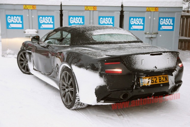 Aston Martin Vanquish Volante 2014 позирует на снегу [фото]