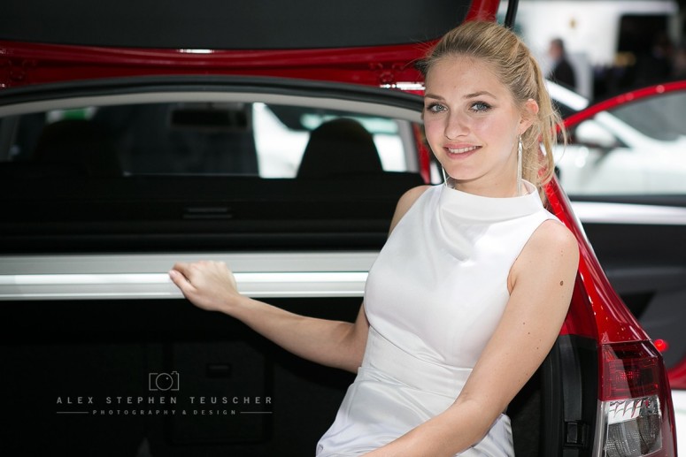 Хорошенькие девушки на автосалоне Женевы 2013 [фото, видео]