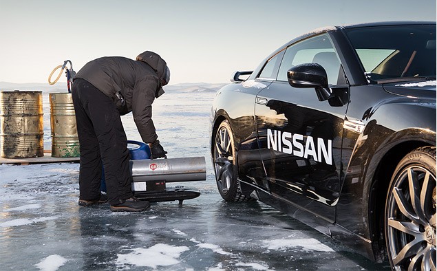 Nissan GT-R: 300 км/ч по замершему озеру Байкал [видео]