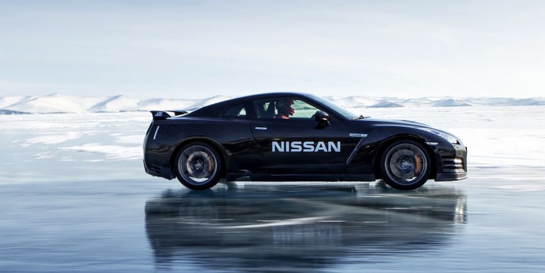 Nissan GT-R: 300 км/ч по замершему озеру Байкал [видео]