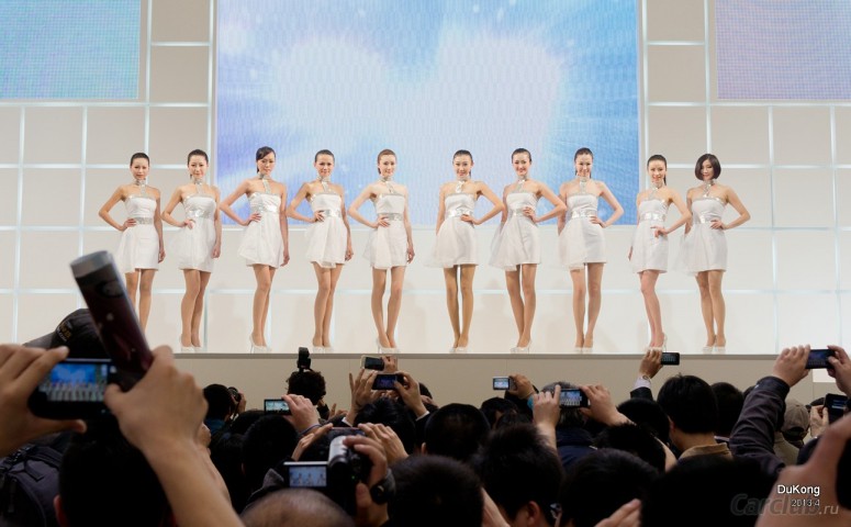 Девушки с Шанхайского автосалона 2013 [фото]