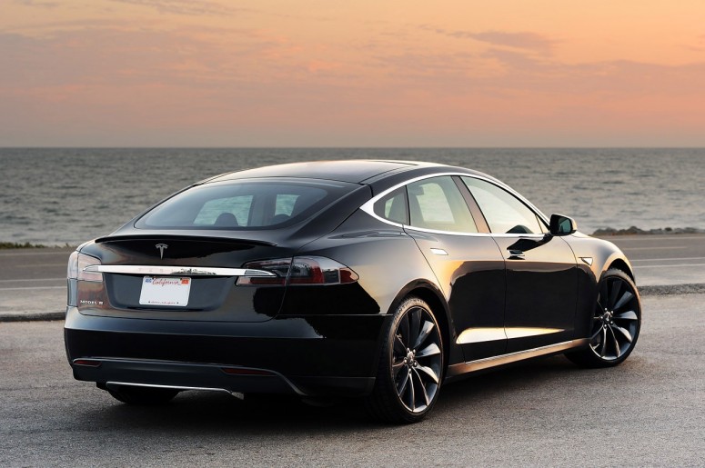 Tesla намекает на «лучшую в мире» гарантию и обслуживание