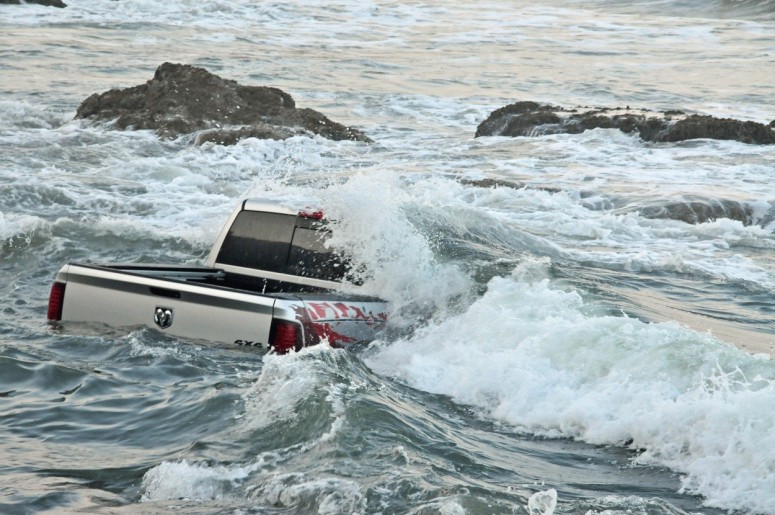 Съемка рекламы Dodge Ram 2014 закончилась в океане [фото]