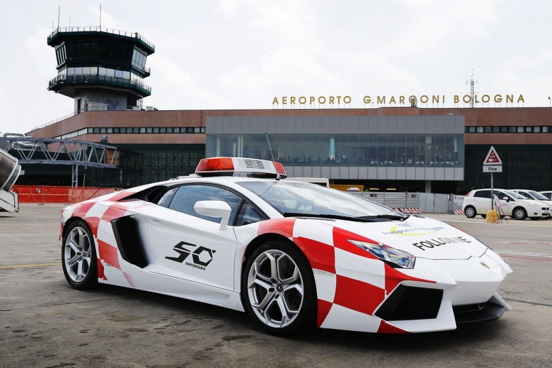 Специальный Lamborghini Aventador стал эскортом в аэропорте Болонья [фото]