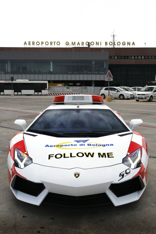 Специальный Lamborghini Aventador стал эскортом в аэропорте Болонья [фото]
