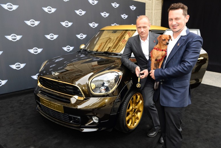 Роберто Кавалли создает золотой Mini Paceman за €150 000 [фото]