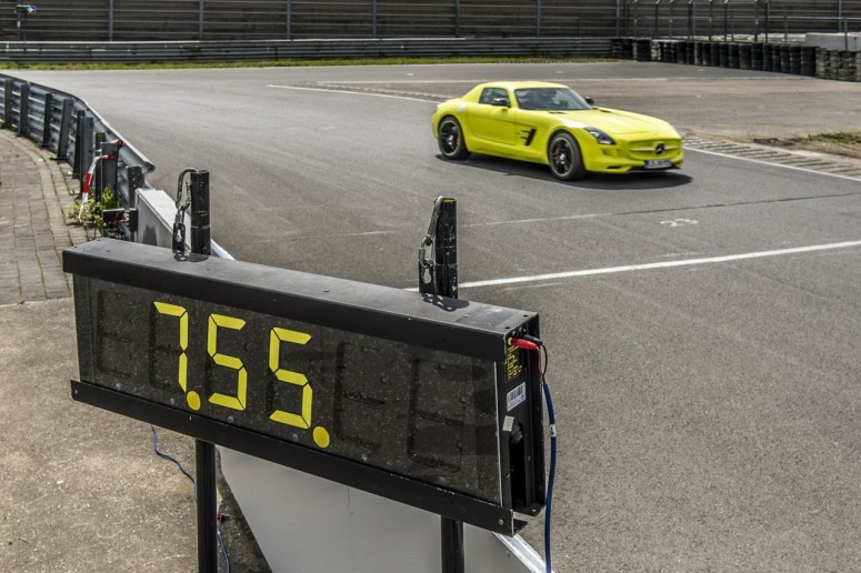 Электрокар Mercedes SLS устанавливает рекорд Нюрбургринга