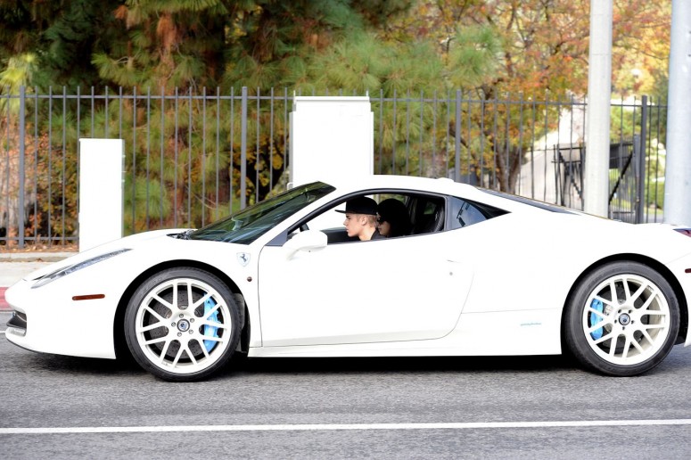 Джастин Бибер сбил фотографа на белом Ferrari [видео]