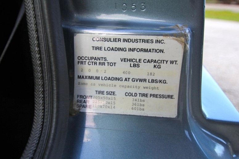 На eBay продают один из самых уродливых суперкаров: Mosler Consulier