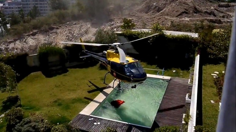 Пожарный вертолет крадет воду из бассейна [фото]