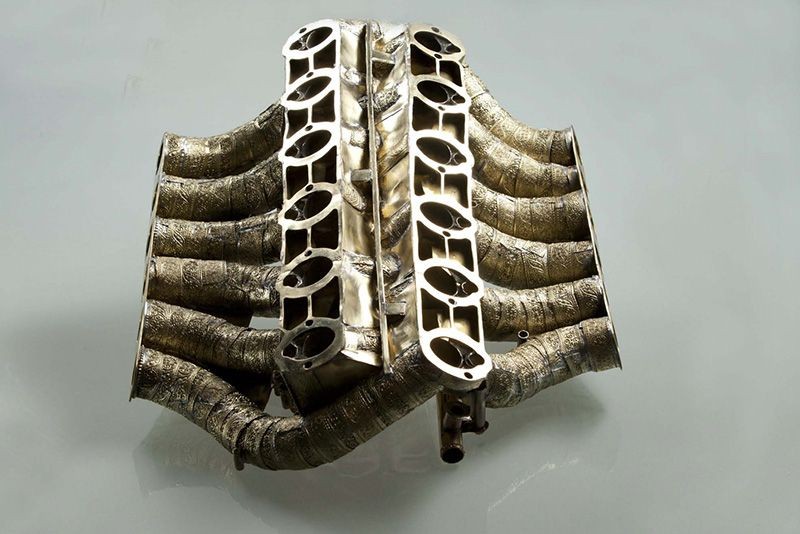 Безумный арт-объект: копия мотора V12 из камня и дерева [фото]