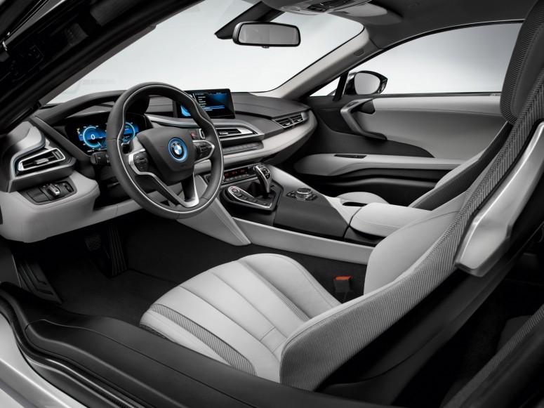 Серийный гибрид BMW i8 2014 таки получил двери в стиле \"Лабмо\"