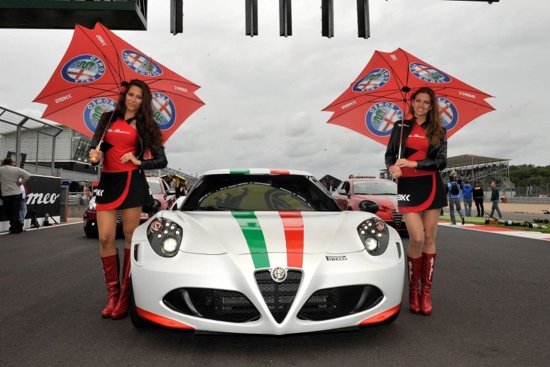 Alfa Romeo 4C сравнили с Lotus Elise