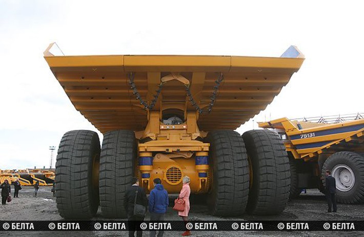 БелАЗ-75710: самый большой в мире карьерный самосвал [видео]