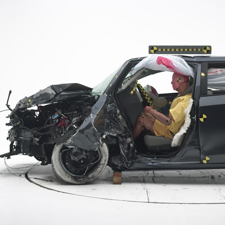 Toyota Corolla 2014 не прошла краш-тест [видео]