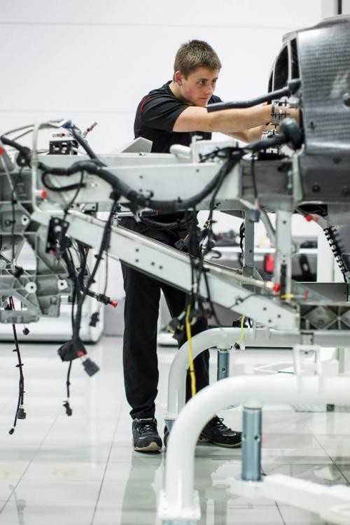 Производство McLaren P1: первый пошел!