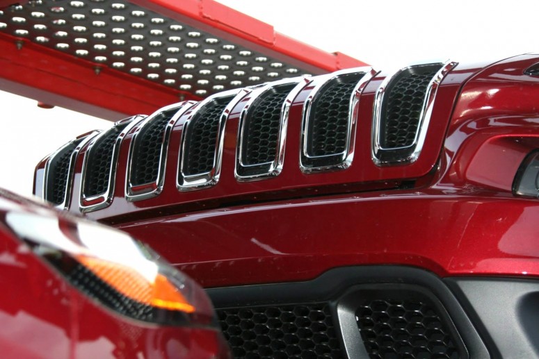 Chrysler наконец-то начал поставки внедорожника 2014 Cherokee