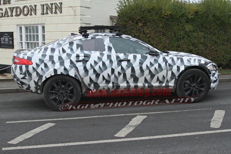 Кроссовер Jaguar впервые замечен на тестах [фото]