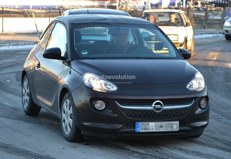 Городской Opel Adam замечен в кузове кабриолет [фото]