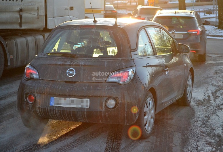Городской Opel Adam замечен в кузове кабриолет [фото]