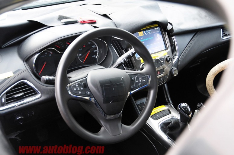 Chevrolet Cruze 2015 проходит тесты в Германии [фото]