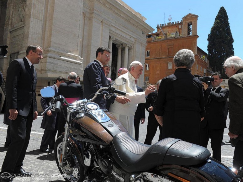 Harley-Davidson Папы Римского Франциска продали за €241,000 [видео]