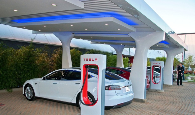 Daimler раскритиковал зарядные станции Tesla