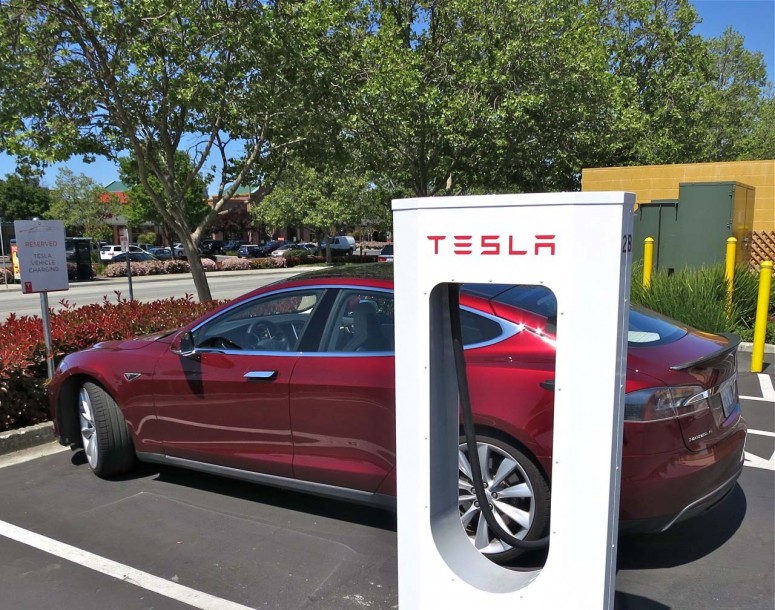 Daimler раскритиковал зарядные станции Tesla