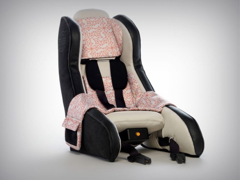 Volvo сделает детские кресла надувными [видео]