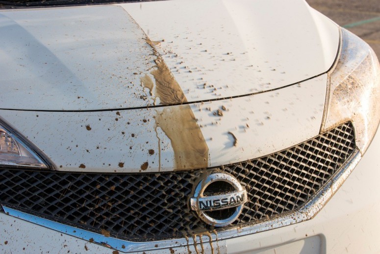 Nissan разработал краску, отталкивающую грязь [видео]