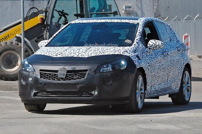 Opel Astra следующего поколения запечатлена папарацци