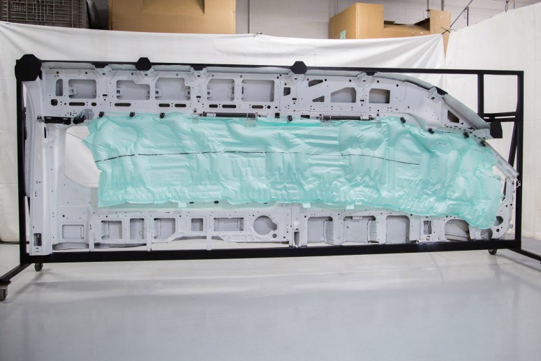 Пассажирский Ford Transit получит 4,6-метровые боковые подушки безопасности