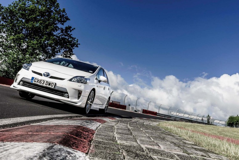 Toyota Prius PHEV установил рекорд топливной эффективности [видео]
