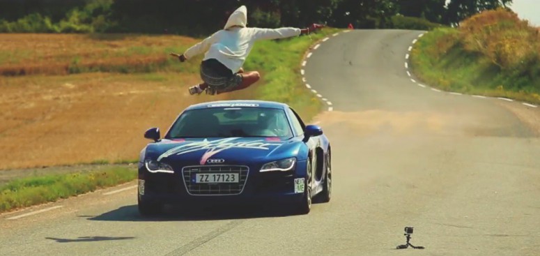 Перепрыгнуть едущий на 150 км/ч Audi R8 [видео]