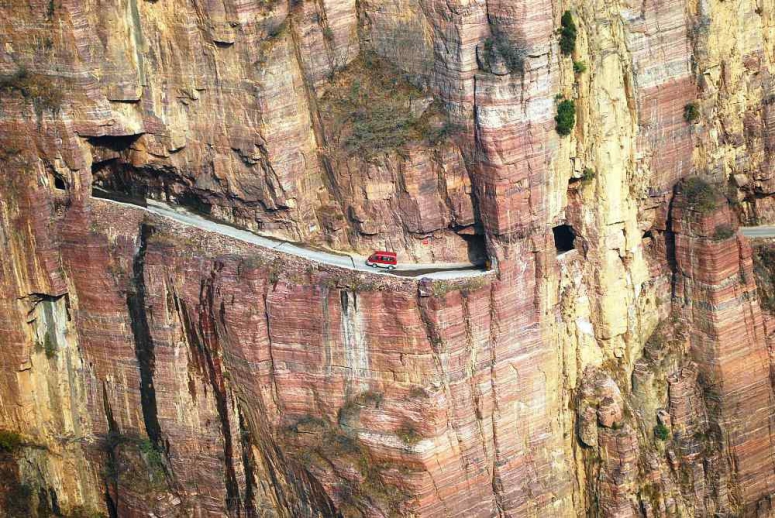 Восемь самых опасных дорог в мире