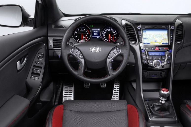 Hyundai i30 и i40 2015 получили редизайн и апгрейт [фото]