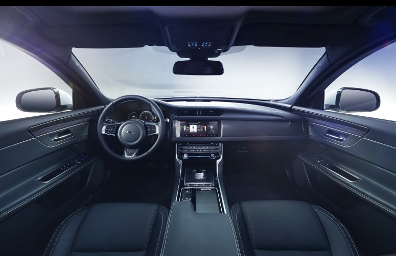 Первое фото салона Jaguar XF 2016