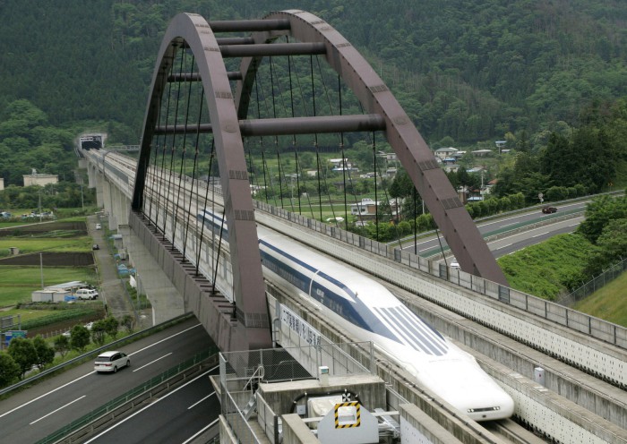 Японский поезд установил рекорд скорости: 603 км/час [2 видео]