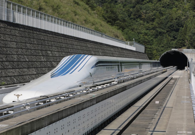 Японский поезд установил рекорд скорости: 603 км/час [2 видео]
