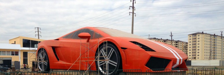 ФК «Анжи» подарили 25-метровый памятник Lamborghini