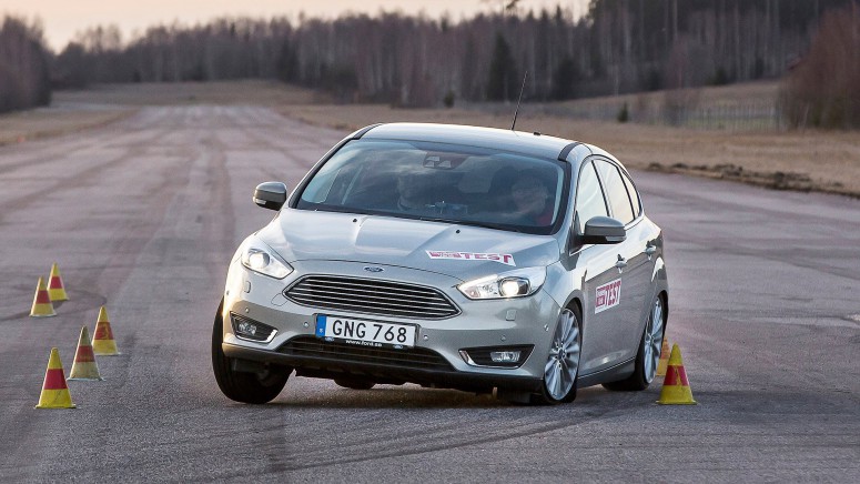 Эксперты провели лосиные тесты Ford Focus, Nissan Pulsar и Seat Toledo