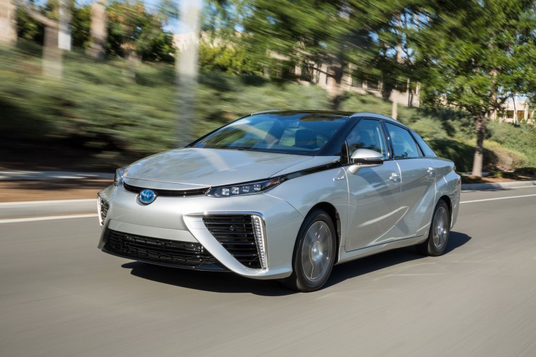 Toyota завлекает покупателей водородного Mirai особыми преференциями