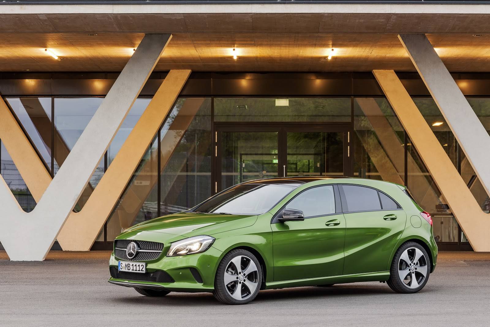 Mercedes озвучил немецкие цены на обновленный 2016 A-Class - 1