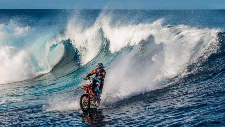 Видео дня: серфинг по волнам на мотоцикле