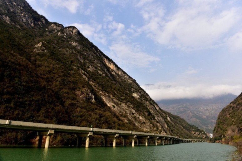 Зачем в Китае построили первый в мире мост вдоль реки?