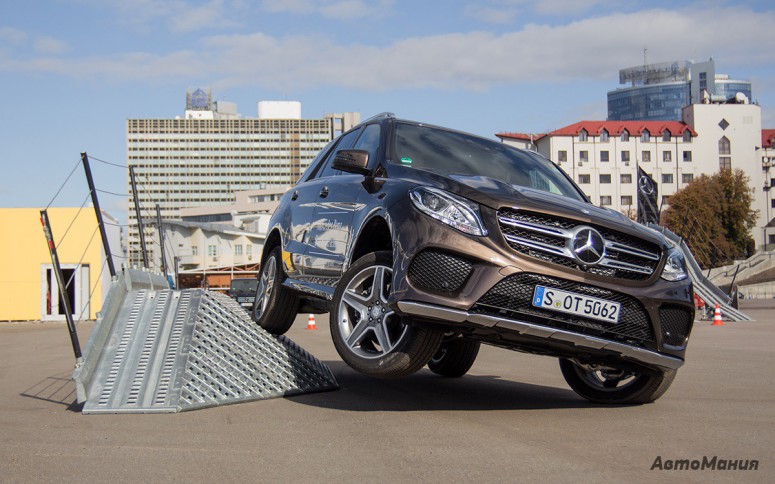 Mercedes-Benz Roadshow Star Experience: кто кого?