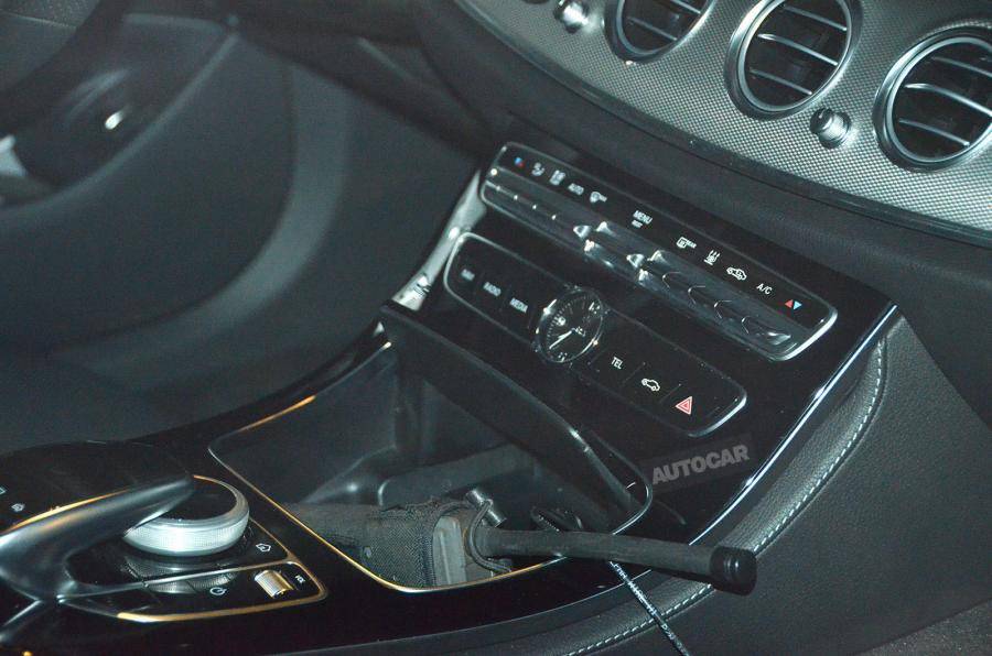 Интерьер нового Mercedes E-Class попался фотошпионам - 2