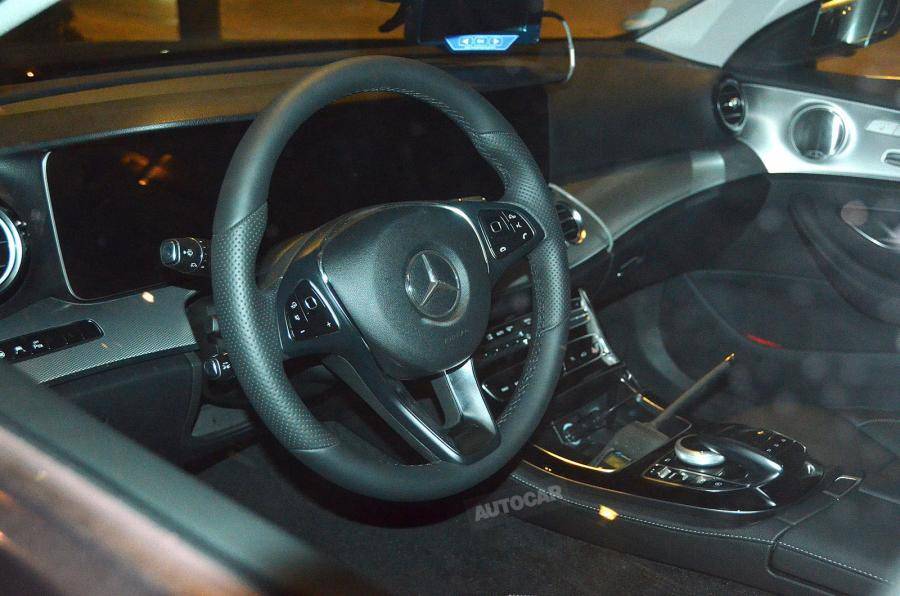 Интерьер нового Mercedes E-Class попался фотошпионам - 3