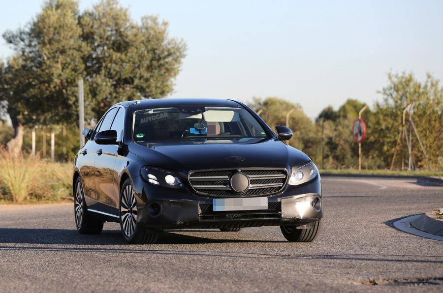 Интерьер нового Mercedes E-Class попался фотошпионам - 4