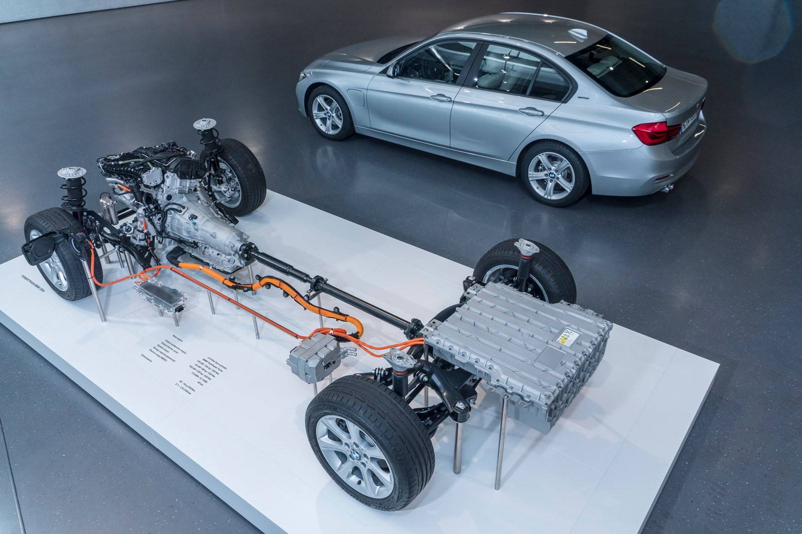 BMW 330e PHEV собирается стать «зеленым» автомобилем года - 1